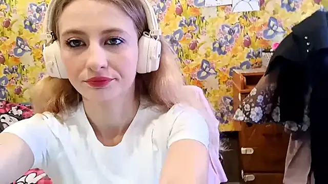 Snapshot of AmeliLia chatting on 18, 10, 2025 AmeliLia online show from 18, 10, 2025