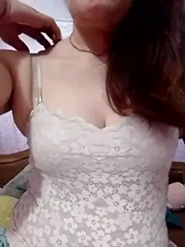 Snapshot of YiyinLy chatting on 8, 5, 2026 YiyinLy online show from 8, 5, 2026
