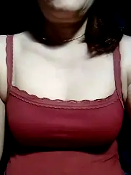 Snapshot of YiyinLy chatting on 13, 5, 2026 YiyinLy online show from 13, 5, 2026