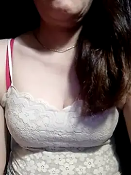 Snapshot of YiyinLy chatting on 17, 5, 2026 YiyinLy online show from 17, 5, 2026