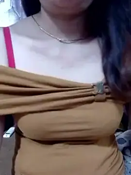 Snapshot of YiyinLy chatting on 18, 5, 2026 YiyinLy online show from 18, 5, 2026