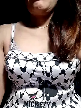 Snapshot of YiyinLy chatting on 19, 5, 2026 YiyinLy online show from 19, 5, 2026