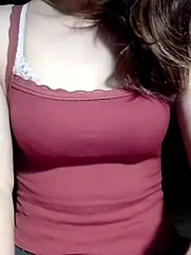 Snapshot of YiyinLy chatting on 22, 5, 2026 YiyinLy online show from 22, 5, 2026