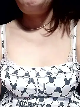 Snapshot of YiyinLy chatting on 26, 5, 2026 YiyinLy online show from 26, 5, 2026