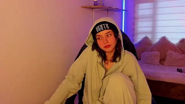 Emily Lindey online show from 26, 10, 2025