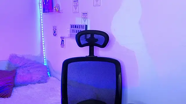 Emily Lindey online show from 8, 3, 2026