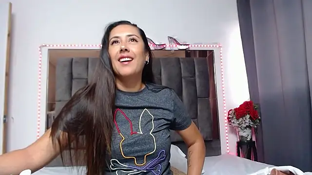 Snapshot of Salmma_Milf chatting on 4, 5, 2026 Salmma Milf online show from 4, 5, 2026