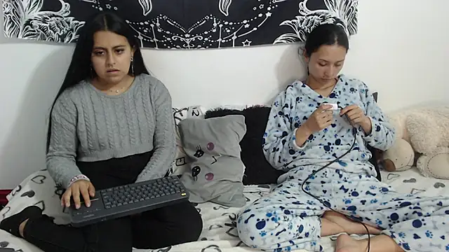 Snapshot of abby_n_emily chatting on 27, 4, 2026 abby n emily online show from 27, 4, 2026