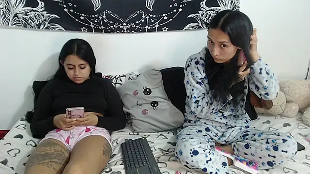 Snapshot of abby_n_emily chatting on 29, 4, 2026 abby n emily online show from 29, 4, 2026