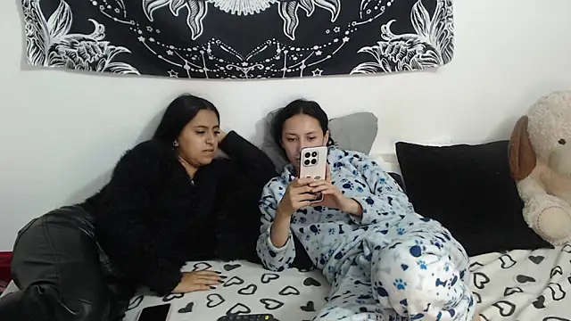 Snapshot of abby_n_emily chatting on 19, 5, 2026 abby n emily online show from 19, 5, 2026