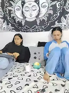 Snapshot of abby_n_emily chatting on 21, 5, 2026 abby n emily online show from 21, 5, 2026