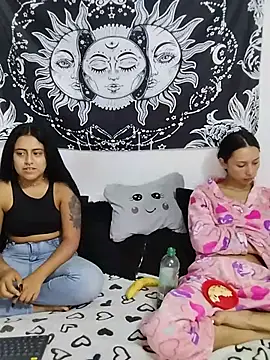Snapshot of abby_n_emily chatting on 25, 5, 2026 abby n emily online show from 25, 5, 2026