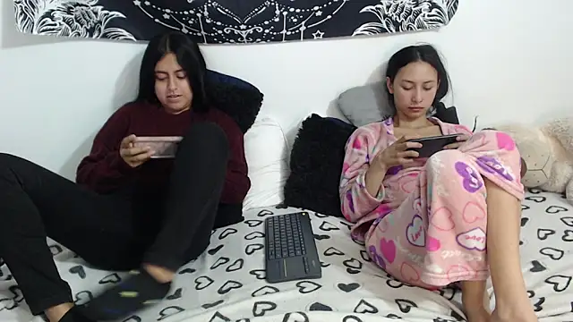 Snapshot of abby_n_emily chatting on 28, 5, 2026 abby n emily online show from 28, 5, 2026