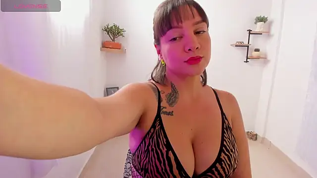 Snapshot of Saraarouusee chatting on 10, 11, 2025 Saraarouusee online show from 10, 11, 2025