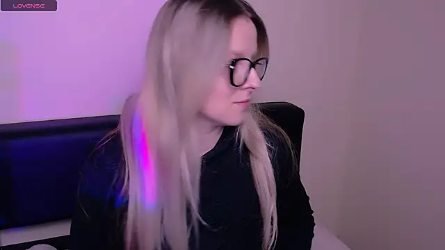 Snapshot of AllaLeomz chatting on 21, 10, 2025 AllaLeomz online show from 21, 10, 2025