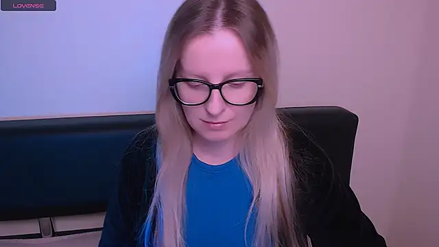 Snapshot of AllaLeomz chatting on 5, 11, 2025 AllaLeomz online show from 5, 11, 2025