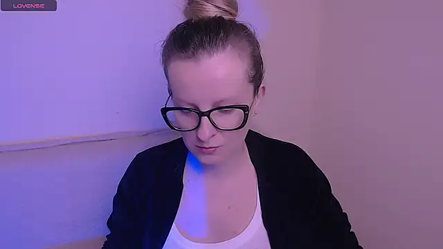 Snapshot of AllaLeomz chatting on 7, 11, 2025 AllaLeomz online show from 7, 11, 2025