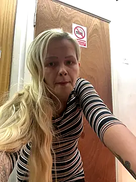 Snapshot of CherryXOX- chatting on 24, 10, 2025 CherryXOX- online show from 24, 10, 2025