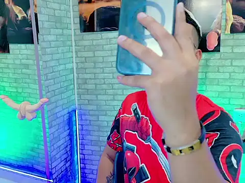 Snapshot of ThomasAxel chatting on 7, 11, 2025 ThomasAxel online show from 7, 11, 2025