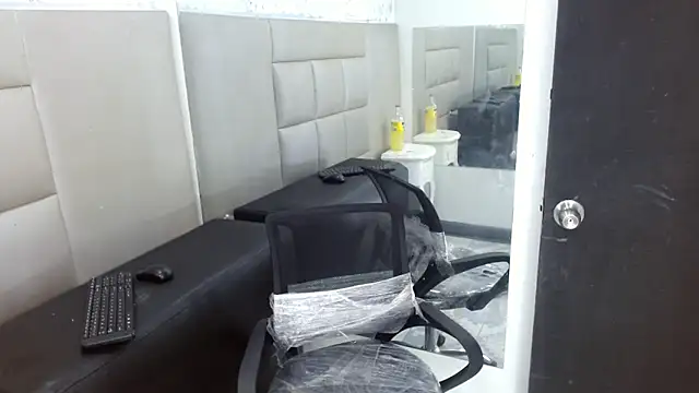 Snapshot of WinnyBarness chatting on 25, 11, 2025 WinnyBarness online show from 25, 11, 2025