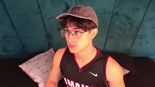 Snapshot of Aaron_Eze chatting on 5, 5, 2026 Aaron Eze online show from 5, 5, 2026