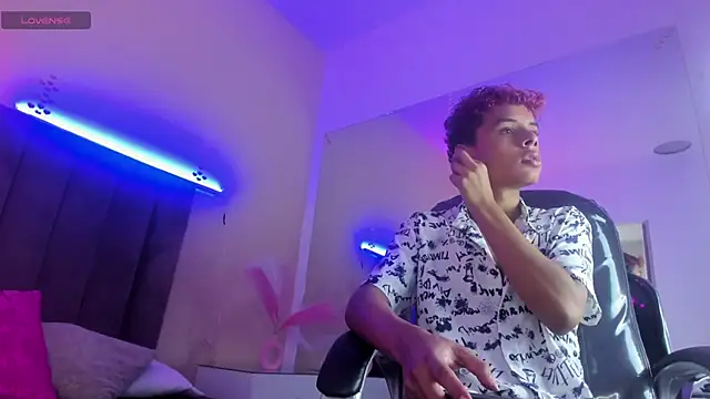 Snapshot of Xavier_Fox___ chatting on 15, 2, 2026 Xavier Fox online show from 15, 2, 2026