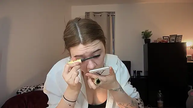 Snapshot of YasmineLace chatting on 28, 11, 2025 YasmineLace online show from 28, 11, 2025