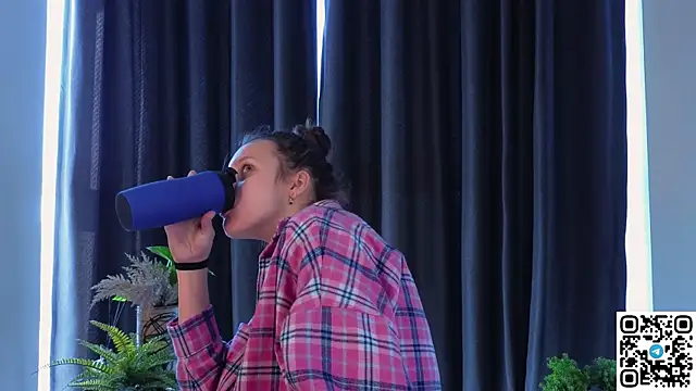 Snapshot of FoxFever chatting on 4, 11, 2025 FoxFever online show from 4, 11, 2025