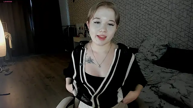 Snapshot of NayaValen chatting on 13, 5, 2026 NayaValen online show from 13, 5, 2026