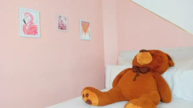 Snapshot of mia_canoo chatting on 15, 11, 2025 mia canoo online show from 15, 11, 2025