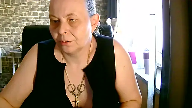 Snapshot of Diamond_Bite chatting on 18, 10, 2025 Diamond Bite online show from 18, 10, 2025