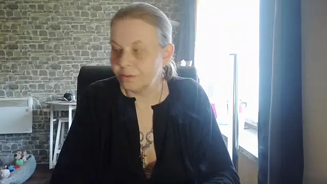 Snapshot of Diamond_Bite chatting on 2, 11, 2025 Diamond Bite online show from 2, 11, 2025