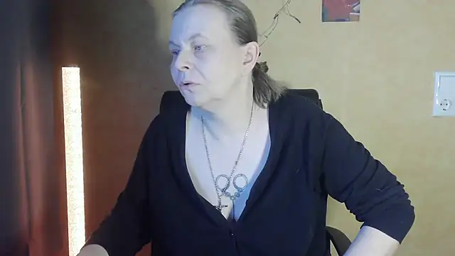 Snapshot of Diamond_Bite chatting on 9, 11, 2025 Diamond Bite online show from 9, 11, 2025