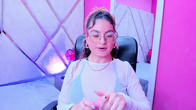 Snapshot of EmiliRouse_ chatting on 13, 11, 2025 EmiliRouse online show from 13, 11, 2025