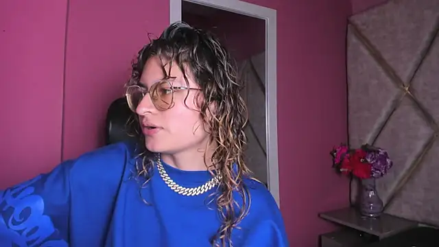 Snapshot of EmiliRouse_ chatting on 19, 11, 2025 EmiliRouse online show from 19, 11, 2025