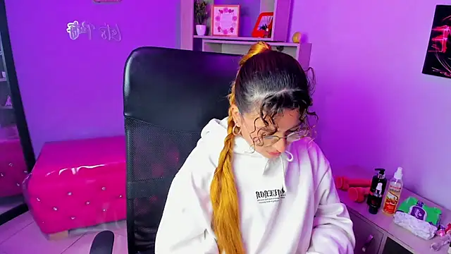 Snapshot of EmiliRouse_ chatting on 22, 11, 2025 EmiliRouse online show from 22, 11, 2025