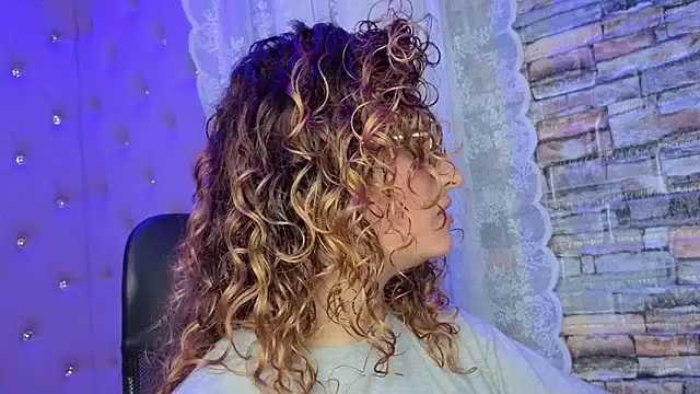 Snapshot of EmiliRouse_ chatting on 25, 11, 2025 EmiliRouse online show from 25, 11, 2025