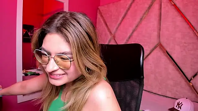 Snapshot of EmiliRouse_ chatting on 5, 12, 2025 EmiliRouse online show from 5, 12, 2025