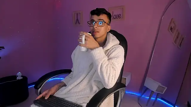 the fenix boy online show from 2, 12, 2025