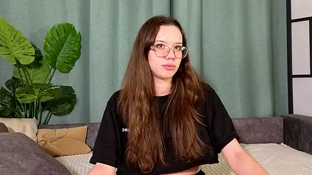 FabiolaCowing online show from 8, 11, 2025