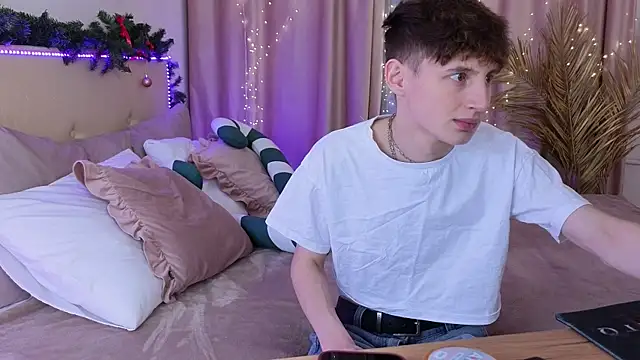 Snapshot of crisp1n chatting on 15, 12, 2025 crisp1n online show from 15, 12, 2025