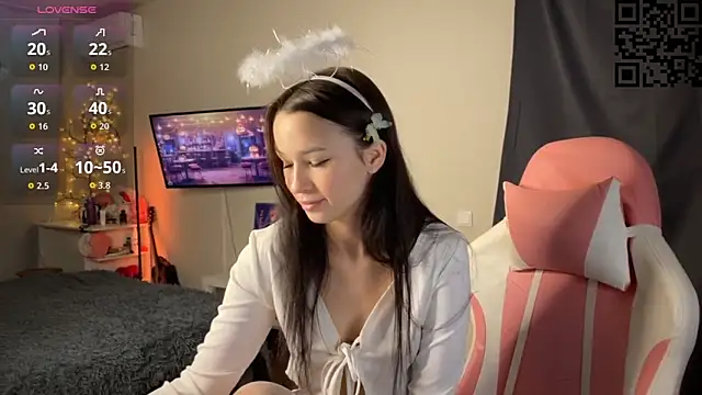 Snapshot of ella_simons chatting on 25, 10, 2025 ella simons online show from 25, 10, 2025