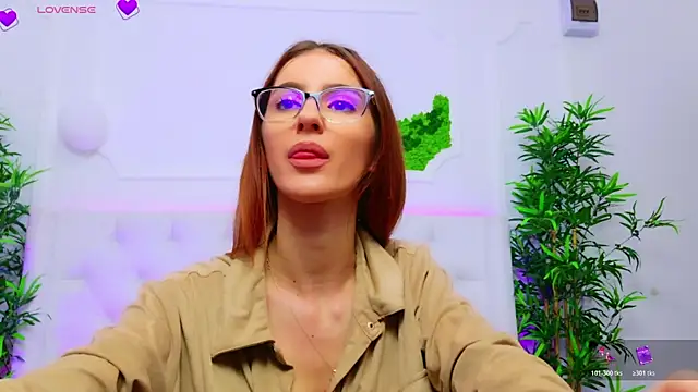 Snapshot of ElisaCharm chatting on 4, 11, 2025 ElisaCharm online show from 4, 11, 2025