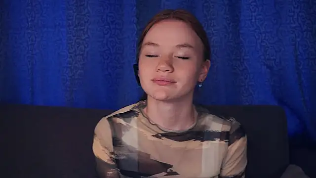 Snapshot of KarlynGow chatting on 31, 10, 2025 KarlynGow online show from 31, 10, 2025