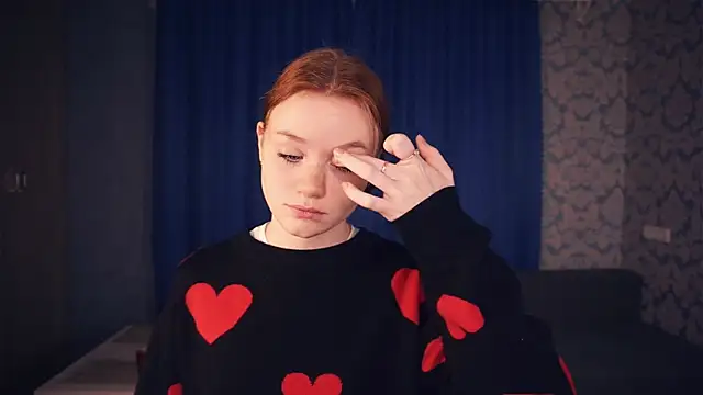 Snapshot of KarlynGow chatting on 11, 11, 2025 KarlynGow online show from 11, 11, 2025