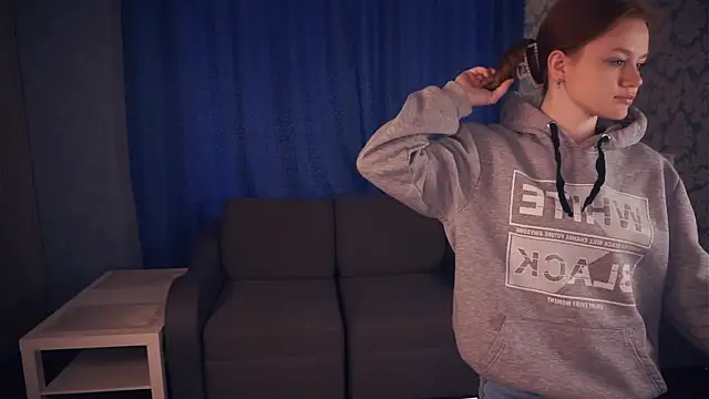 Snapshot of KarlynGow chatting on 19, 11, 2025 KarlynGow online show from 19, 11, 2025