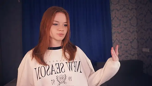 Snapshot of KarlynGow chatting on 25, 11, 2025 KarlynGow online show from 25, 11, 2025