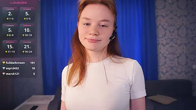 Snapshot of KarlynGow chatting on 15, 12, 2025 KarlynGow online show from 15, 12, 2025