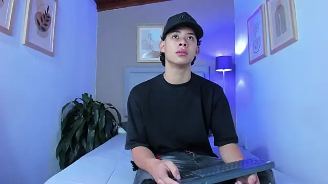 Snapshot of ApoloRicci chatting on 27, 10, 2025 ApoloRicci online show from 27, 10, 2025