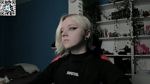 Snapshot of Holy_Mistress_S chatting on 28, 11, 2025 Holy Mistress S online show from 28, 11, 2025